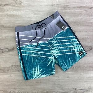 QUIKSILVER - HIGHLINE PALMS BOARD SHORTS